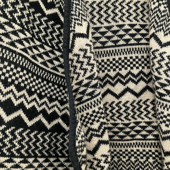 Forever 21 Black and Cream Geometric Sweater Vest - Picture 4 of 5